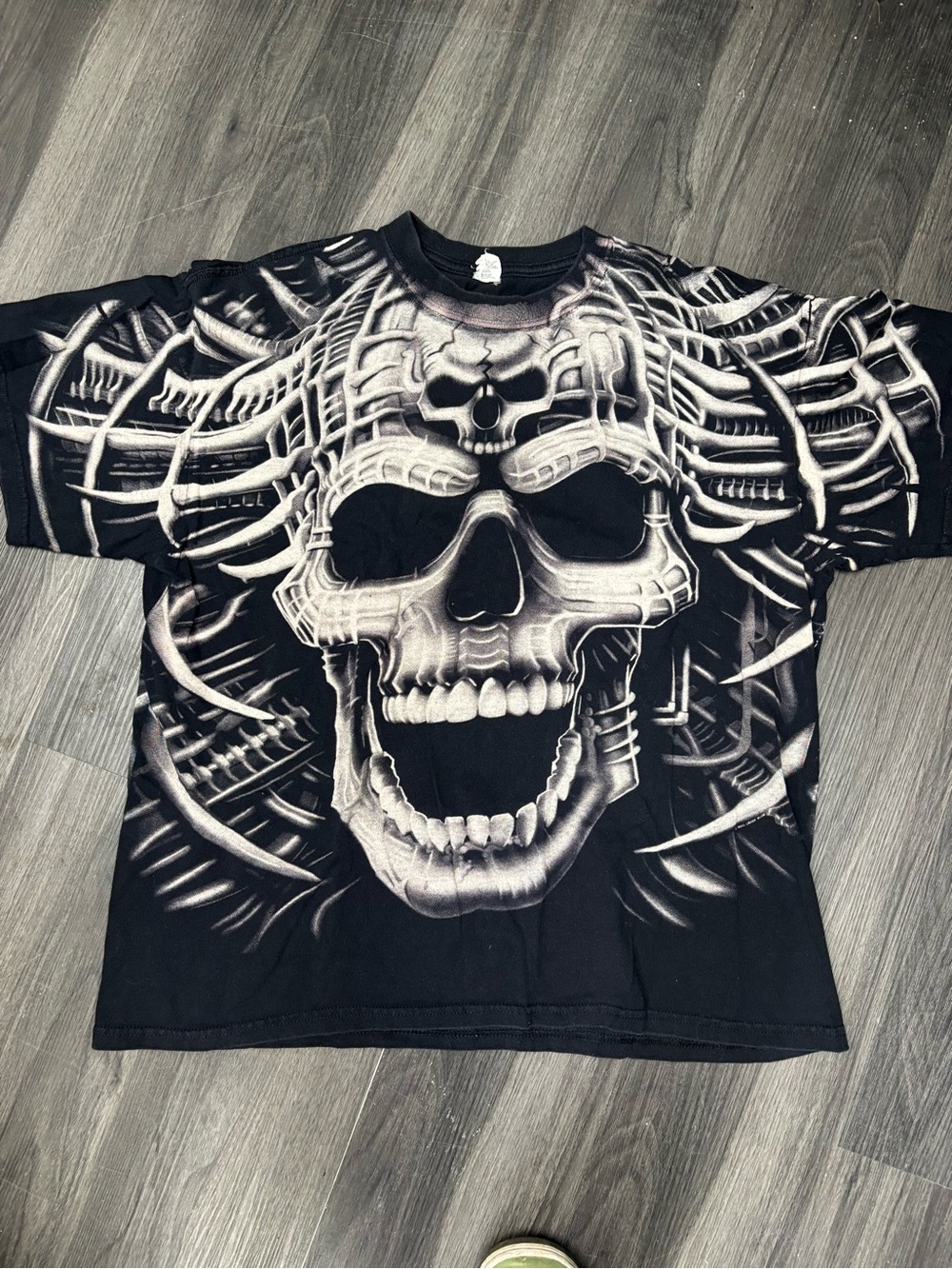 Vintage 90’s Black & white AOP skull graphic tee with ribcage design LG